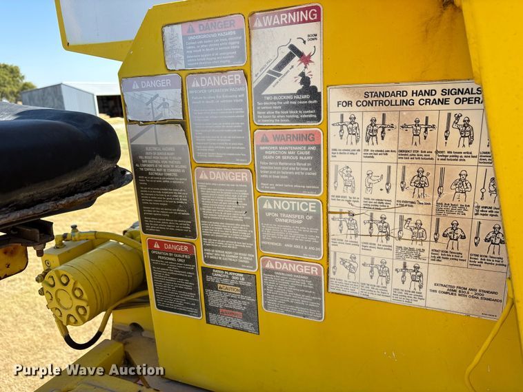 image for item ET7098 2005 Kenworth T300 digger derrick truck