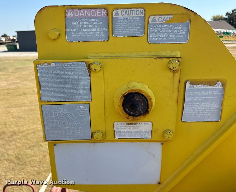 image for item ET7098 2005 Kenworth T300 digger derrick truck