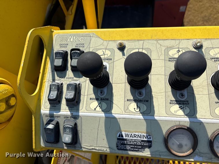 image for item ET7098 2005 Kenworth T300 digger derrick truck