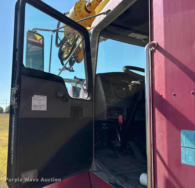 image for item ET7098 2005 Kenworth T300 digger derrick truck