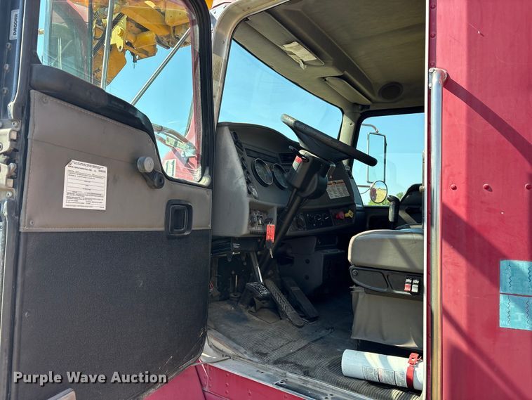 image for item ET7098 2005 Kenworth T300 digger derrick truck