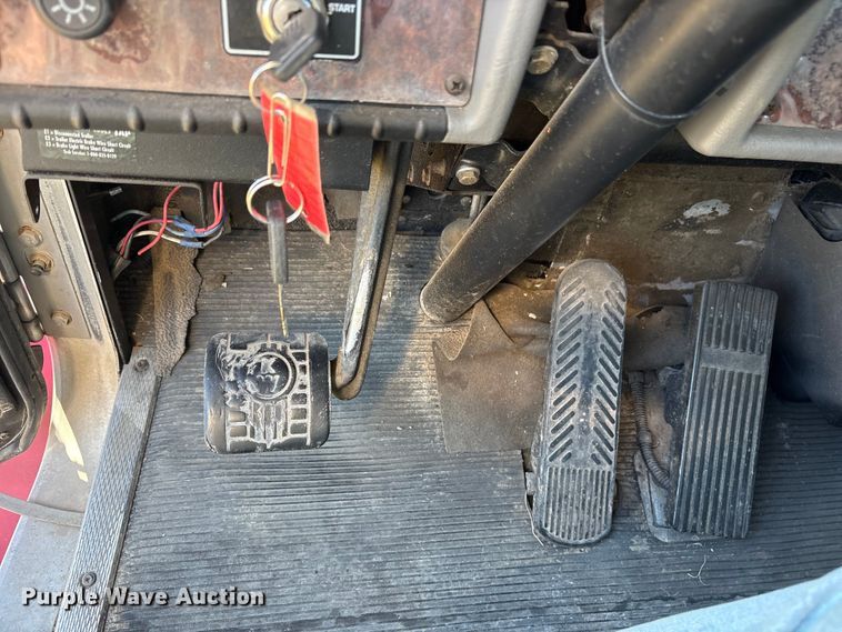 image for item ET7098 2005 Kenworth T300 digger derrick truck