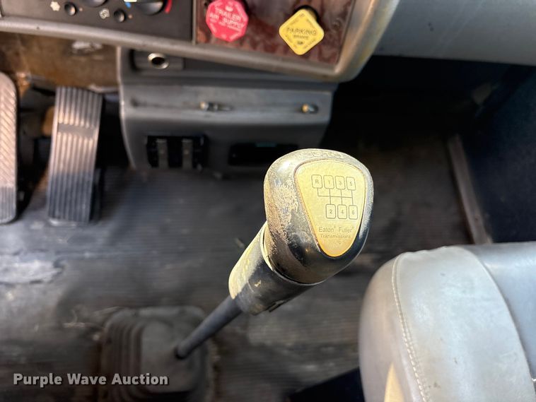 image for item ET7098 2005 Kenworth T300 digger derrick truck