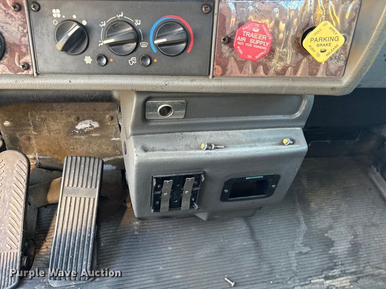 image for item ET7098 2005 Kenworth T300 digger derrick truck