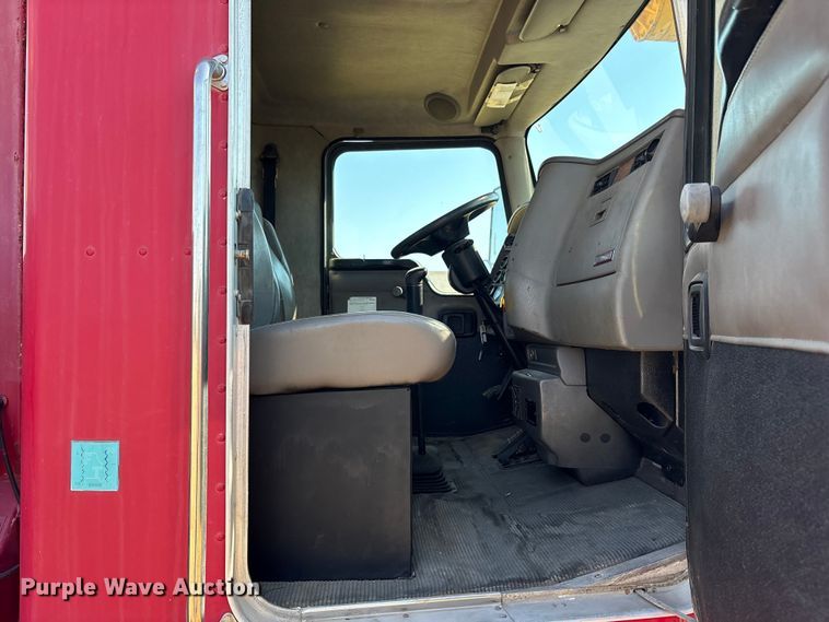 image for item ET7098 2005 Kenworth T300 digger derrick truck