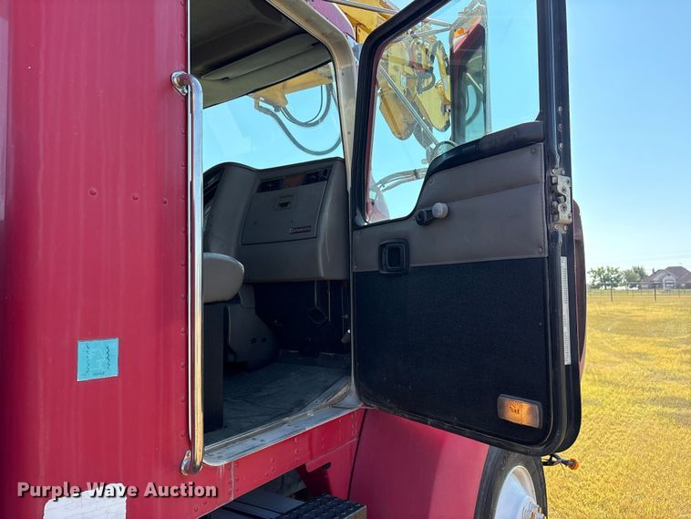 image for item ET7098 2005 Kenworth T300 digger derrick truck