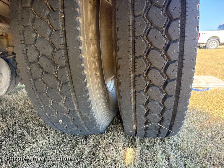 image for item ET7098 2005 Kenworth T300 digger derrick truck