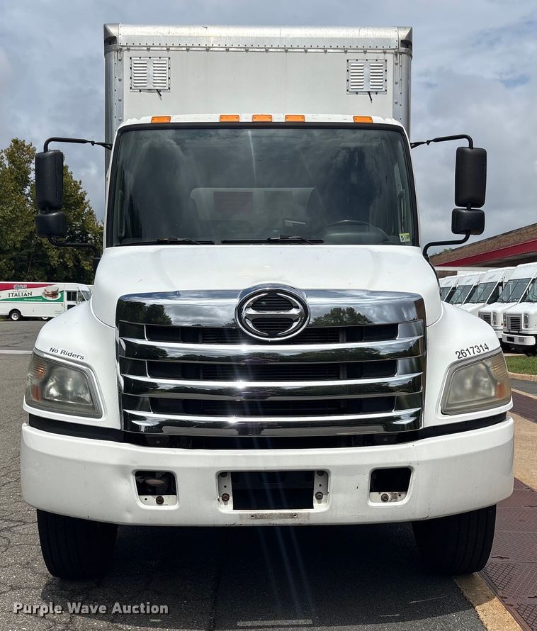 image for item ET8518 2017 Hino 268 box truck