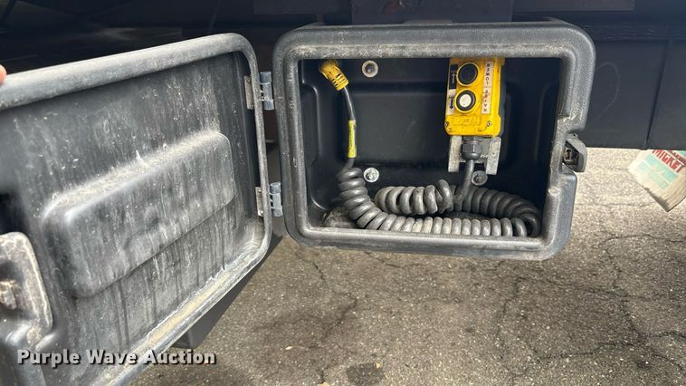 image for item ET8518 2017 Hino 268 box truck