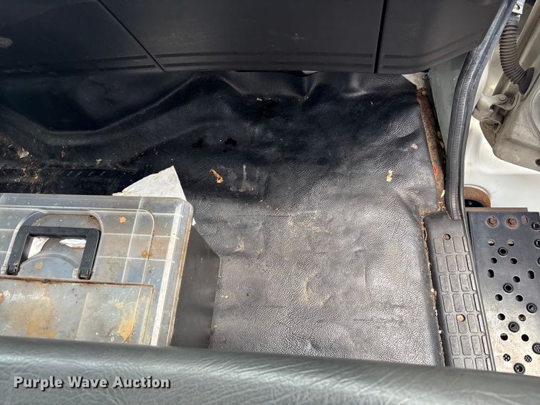 image for item ET8518 2017 Hino 268 box truck