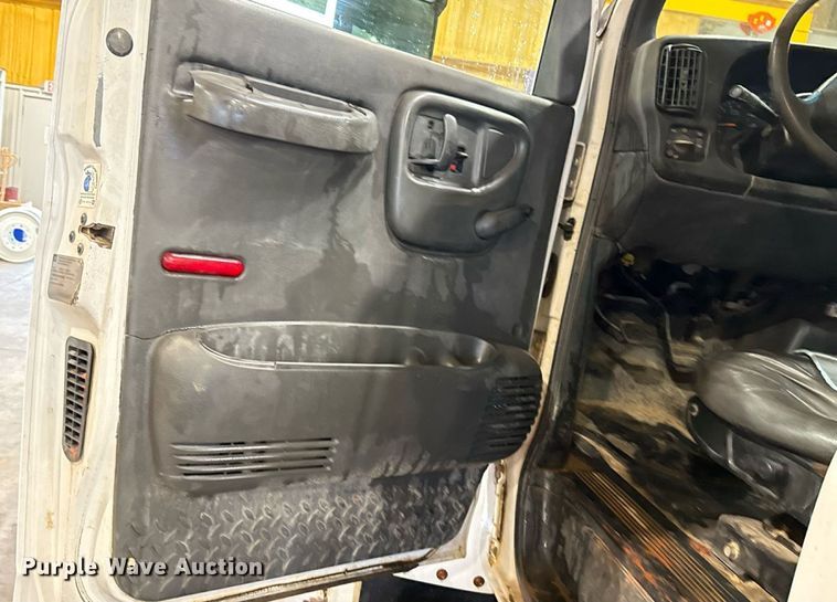 image for item EU2165 2009 Chevrolet C8500 truck cab and chassis