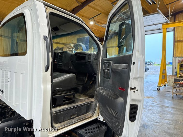 image for item EU2165 2009 Chevrolet C8500 truck cab and chassis