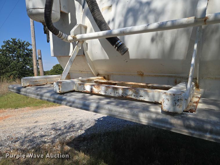 image for item EU3835 2011 Dragon Products, LTD 130BBL vacuum trailer