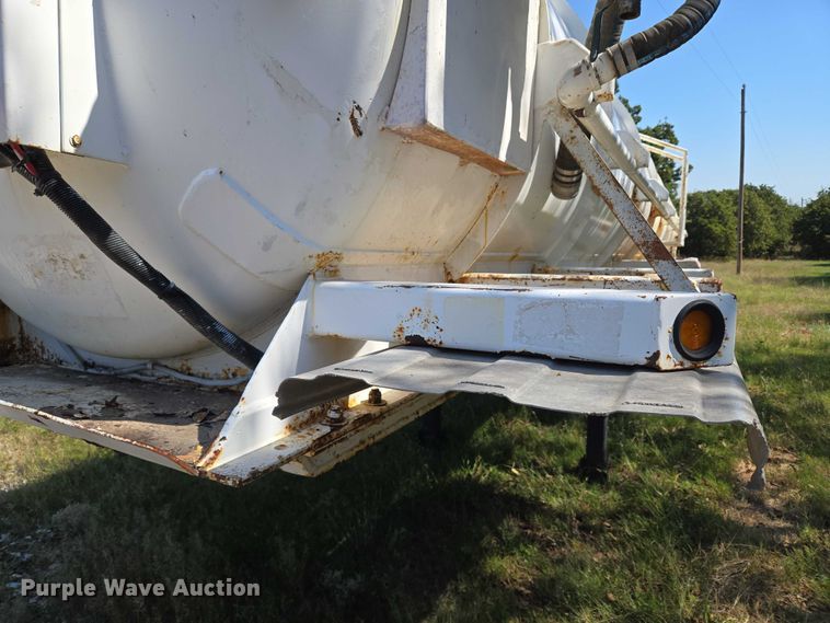 image for item EU3835 2011 Dragon Products, LTD 130BBL vacuum trailer