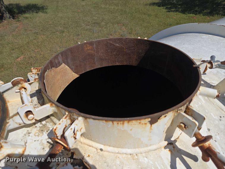 image for item EU3835 2011 Dragon Products, LTD 130BBL vacuum trailer