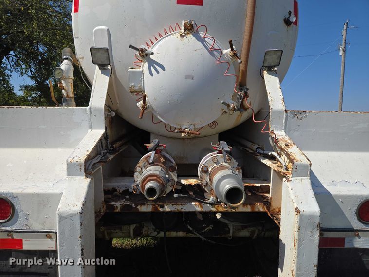 image for item EU3835 2011 Dragon Products, LTD 130BBL vacuum trailer