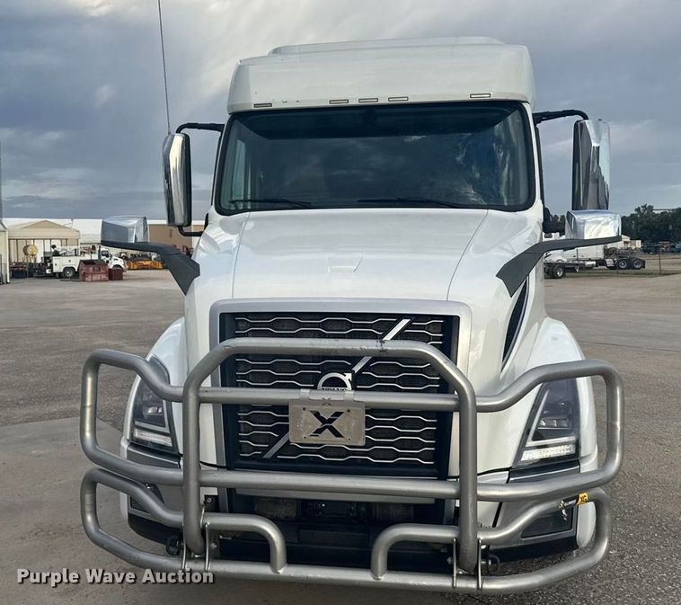 image for item EU6109 2022 Volvo VNL semi truck