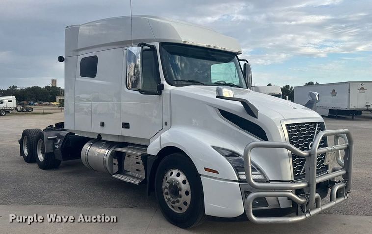 image for item EU6109 2022 Volvo VNL semi truck