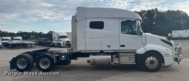image for item EU6109 2022 Volvo VNL semi truck