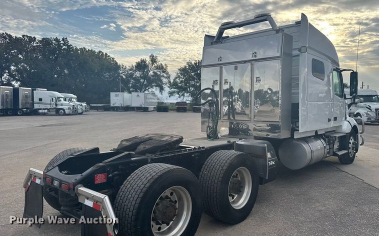 image for item EU6109 2022 Volvo VNL semi truck