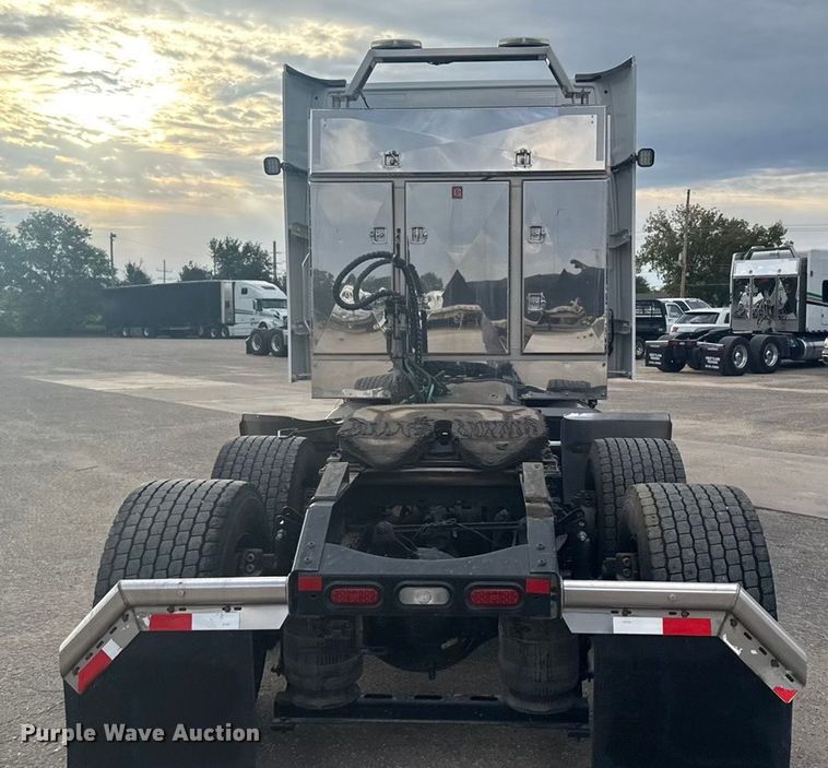 image for item EU6109 2022 Volvo VNL semi truck