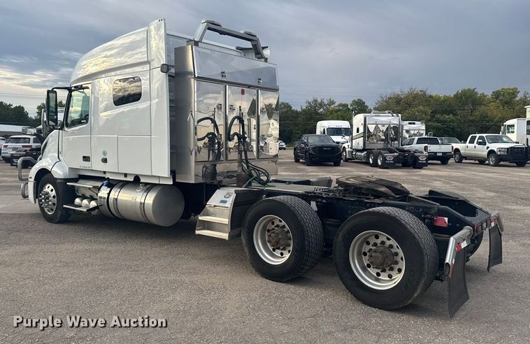 image for item EU6109 2022 Volvo VNL semi truck