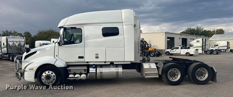 image for item EU6109 2022 Volvo VNL semi truck