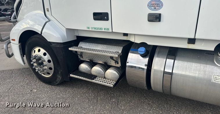 image for item EU6109 2022 Volvo VNL semi truck