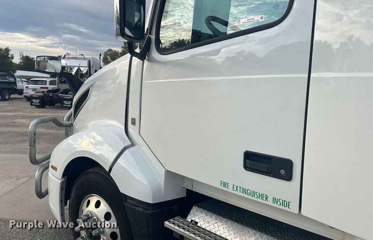 image for item EU6109 2022 Volvo VNL semi truck
