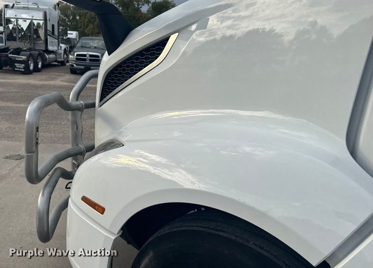 image for item EU6109 2022 Volvo VNL semi truck