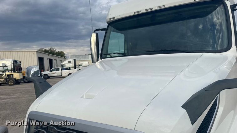 image for item EU6109 2022 Volvo VNL semi truck