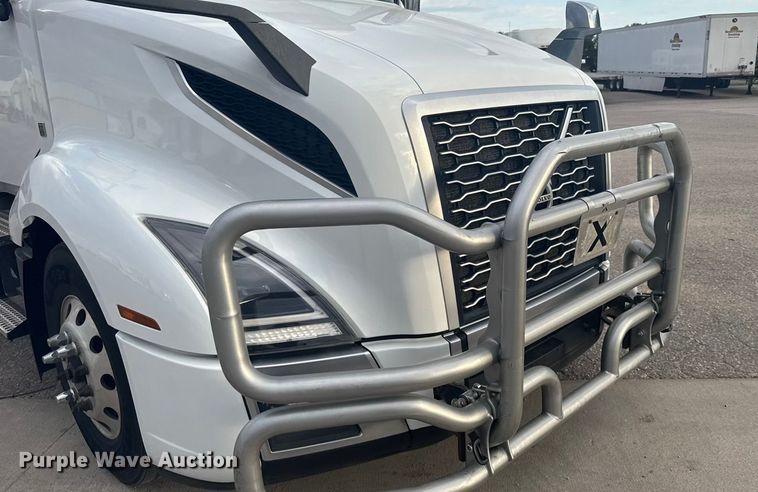 image for item EU6109 2022 Volvo VNL semi truck