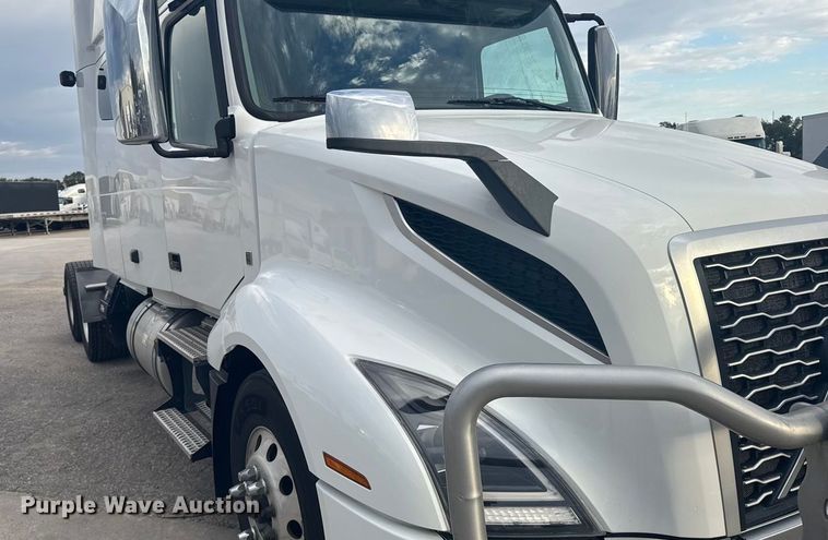 image for item EU6109 2022 Volvo VNL semi truck