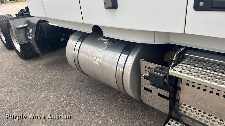 image for item EU6109 2022 Volvo VNL semi truck