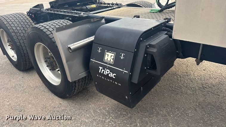 image for item EU6109 2022 Volvo VNL semi truck