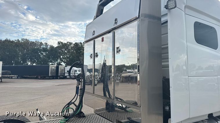 image for item EU6109 2022 Volvo VNL semi truck