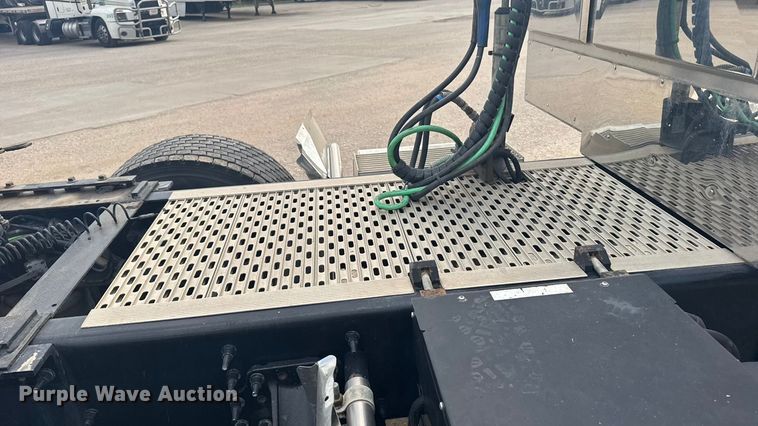 image for item EU6109 2022 Volvo VNL semi truck