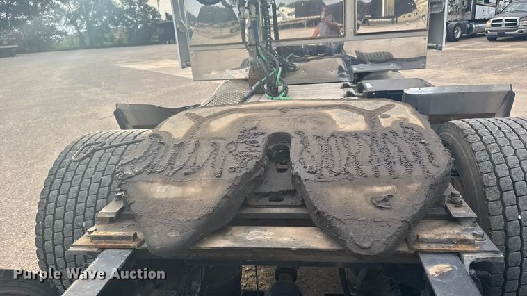 image for item EU6109 2022 Volvo VNL semi truck