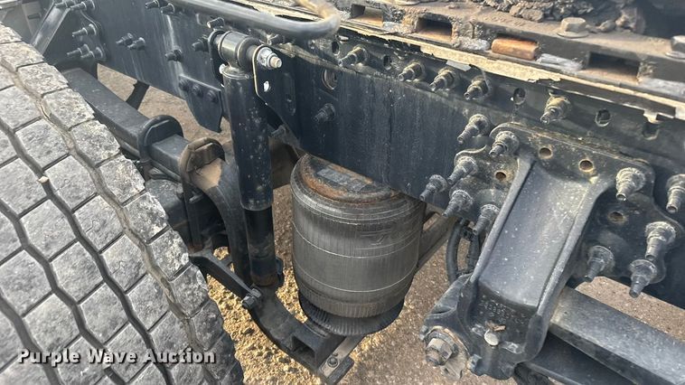 image for item EU6109 2022 Volvo VNL semi truck