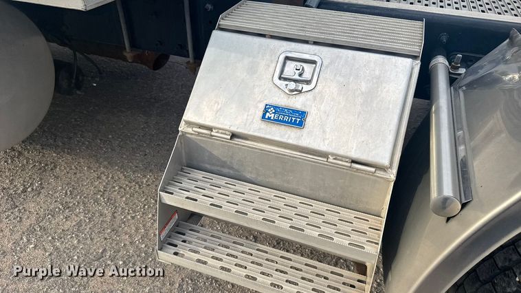 image for item EU6109 2022 Volvo VNL semi truck