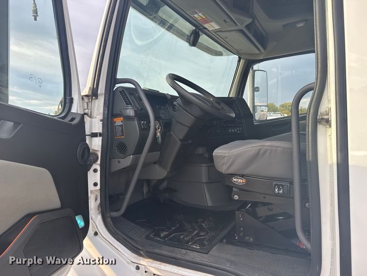 image for item EU6109 2022 Volvo VNL semi truck