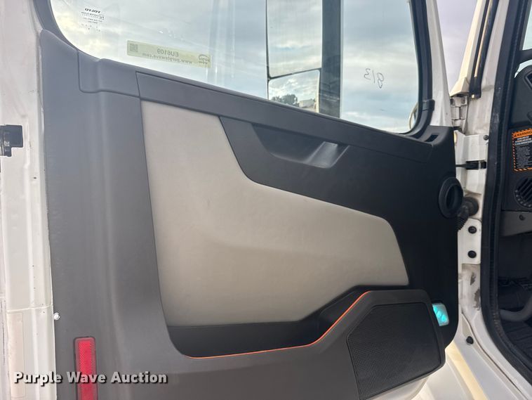 image for item EU6109 2022 Volvo VNL semi truck