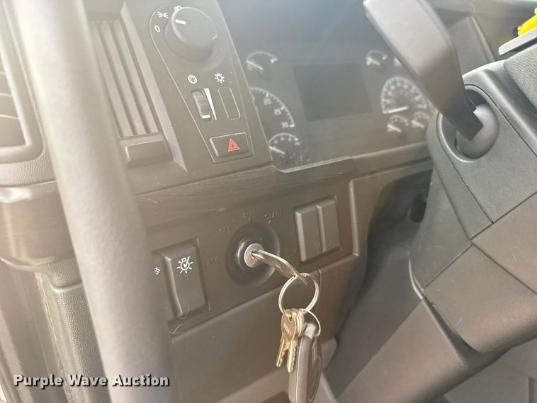 image for item EU6109 2022 Volvo VNL semi truck