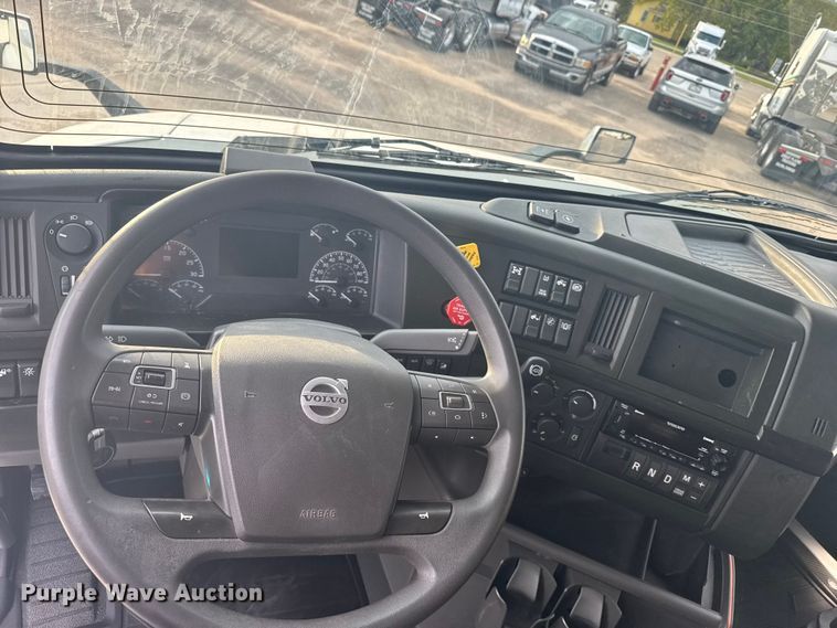 image for item EU6109 2022 Volvo VNL semi truck