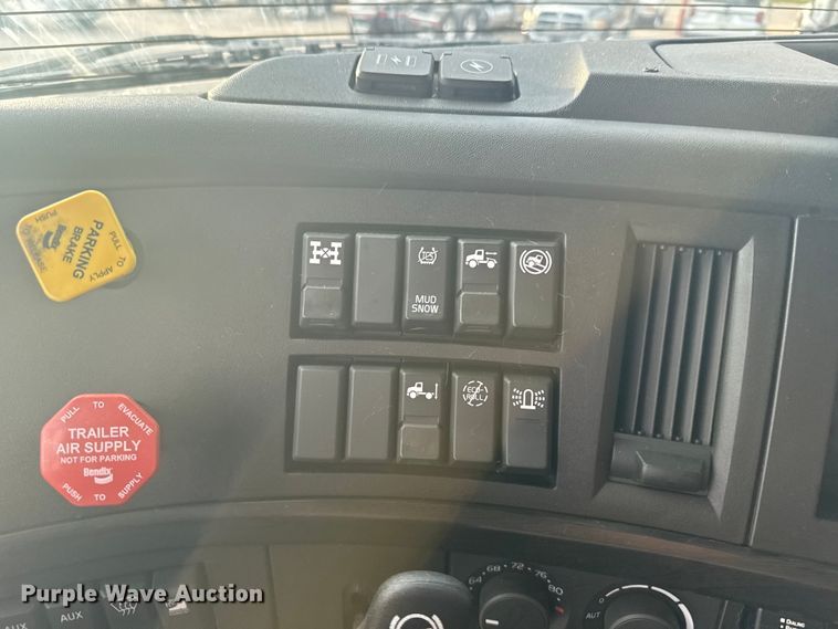 image for item EU6109 2022 Volvo VNL semi truck