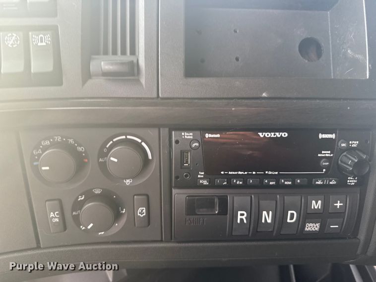 image for item EU6109 2022 Volvo VNL semi truck