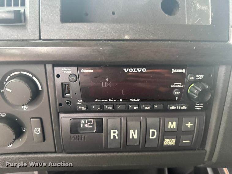 image for item EU6109 2022 Volvo VNL semi truck