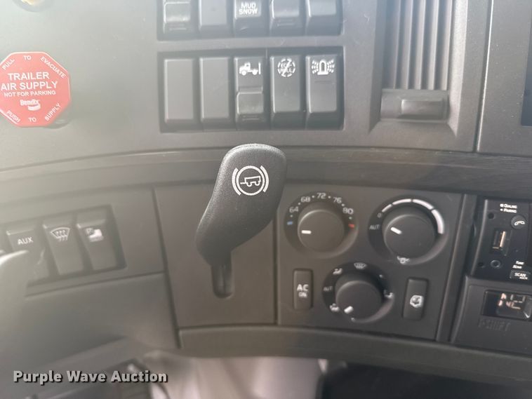 image for item EU6109 2022 Volvo VNL semi truck