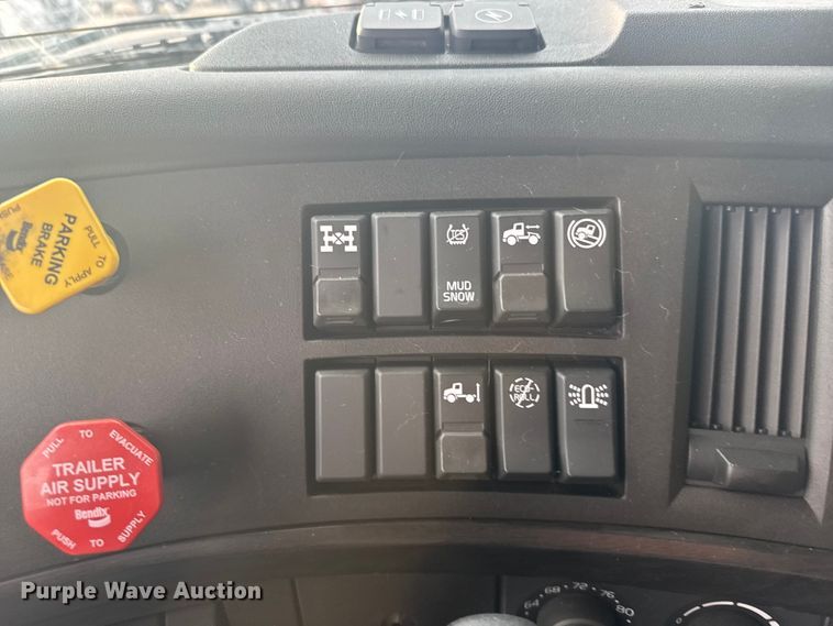 image for item EU6109 2022 Volvo VNL semi truck