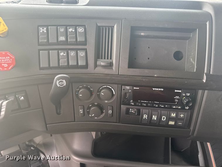 image for item EU6109 2022 Volvo VNL semi truck